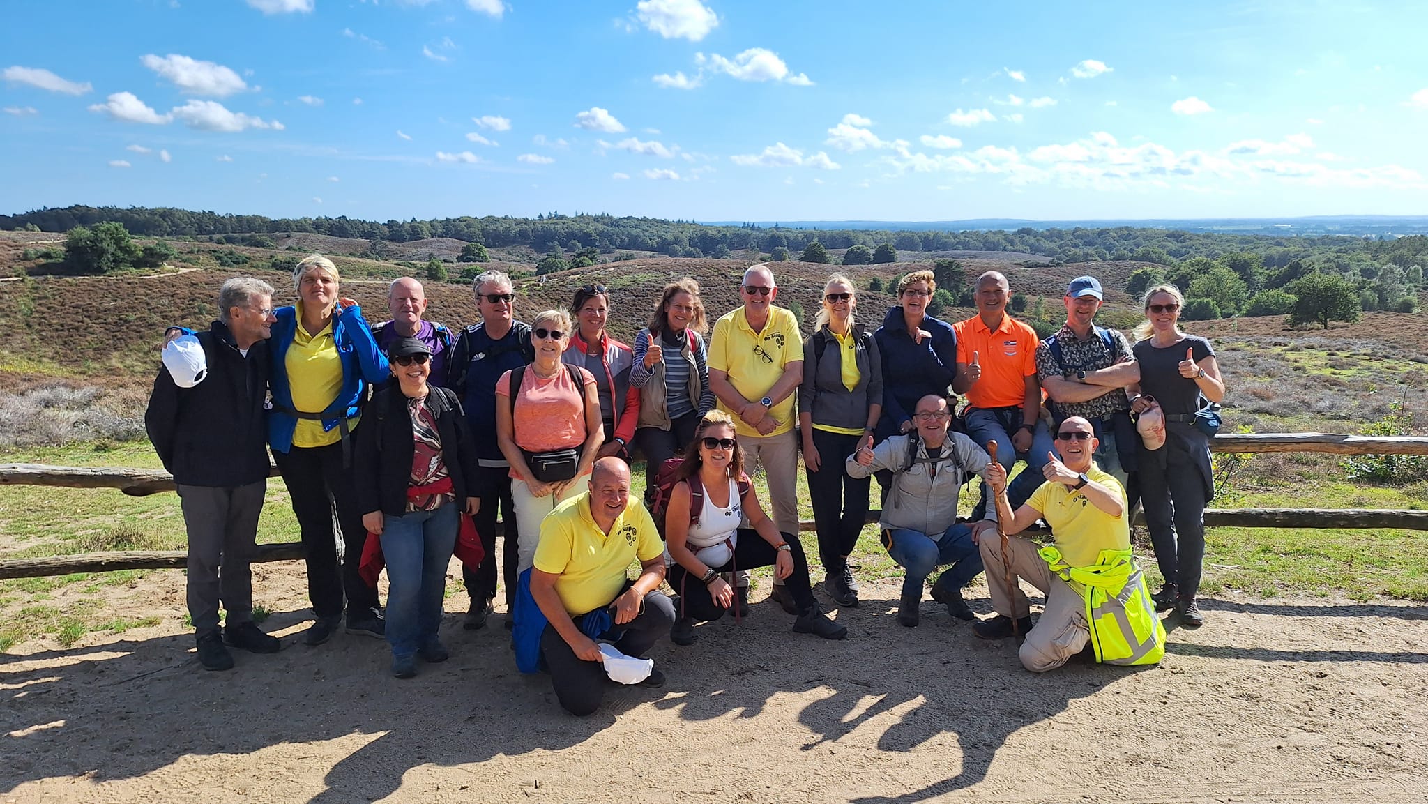 Een wandelgroep tijdens een wandeling van Wandel met Op Stap