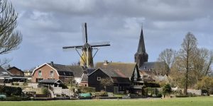 Molen en kerktoren in Cothen, omgeving van de wandeling Landgoederen Cothen