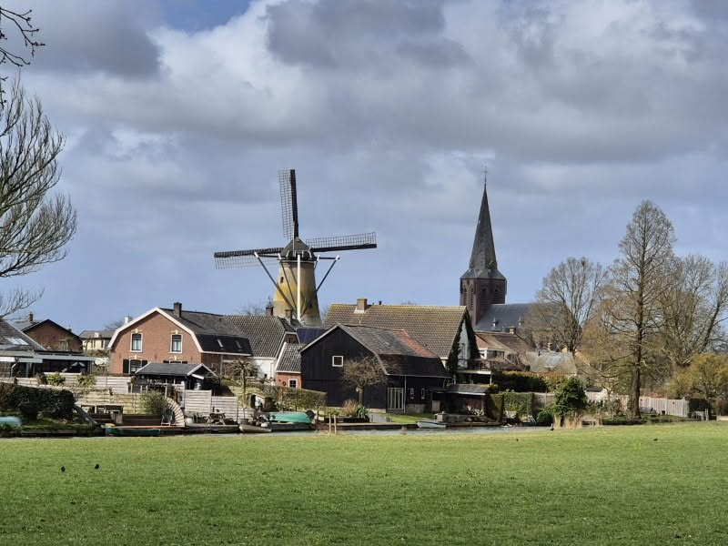 Molen en kerktoren in Cothen, omgeving van de wandeling Landgoederen Cothen